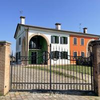 Villa bifamiliare con giardino