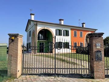 Villa bifamiliare con giardino