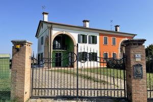 Villa bifamiliare con giardino