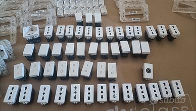 Cestelli, placche e frutti compat Bticino Matix