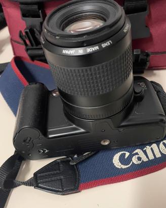 Canon analogica a pellicola con obiettivo