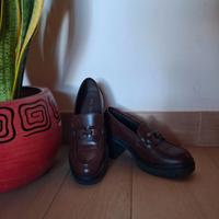 Mocassini marroni neri e alti