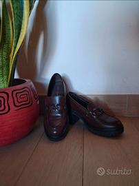 Mocassini marroni neri e alti