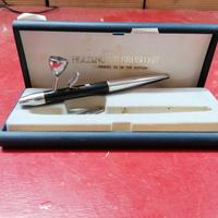 Holding airbrush kit aerografo