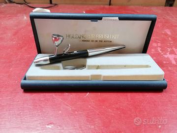 Holding airbrush kit aerografo