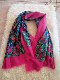 Foulard quadrato multicolore con fantasia farfalle