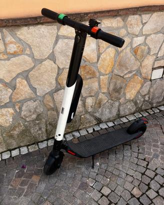 Monopattino elettrico Segway ES4 300W Bianco usato