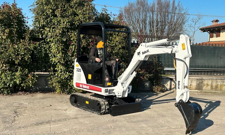 E217 Mini escavatore 17 q.li Bobcat 320 carro alla