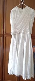 Abito da sposa con velo lungo