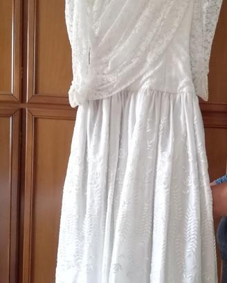 Abito da sposa con velo lungo