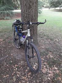 Bicicletta da montagna CON accessori.