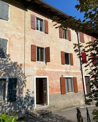 Casa immersa nel verde della Valdastico ( VI )