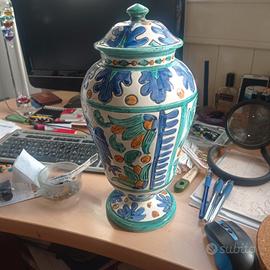 Potiche in maiolica decorata a mano