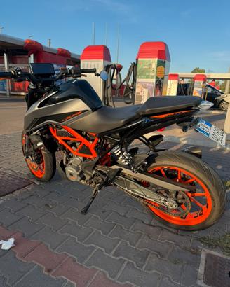 Ktm duke 390(2021)