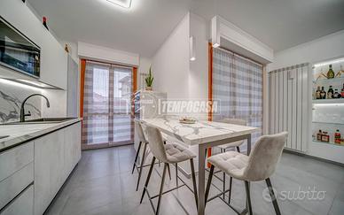 TRILOCALE DOPPI SERVIZI RISTRUTTURATO CON BOX E CA