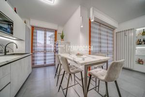 TRILOCALE DOPPI SERVIZI RISTRUTTURATO CON BOX E CA