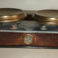 Bilancia antica con una serie di pesi, 1929