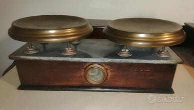 Bilancia antica con una serie di pesi, 1929