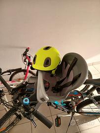 seggiolino e casco per bici 
