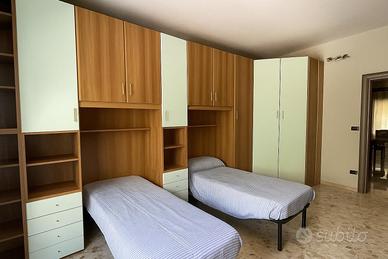 Cameretta completa a ponte con due letti singoli e