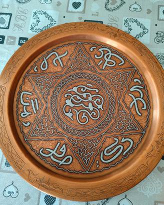 Piatto in rame con scritte arabe