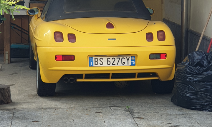 Fiat Barchetta gialla