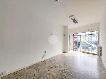 NEGOZIO A TRAVAGLIATO