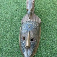 Maschera tribale africana in legno e metallo