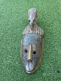 Maschera tribale africana in legno e metallo