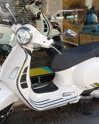 Piaggio Vespa 310 GTS hpe SUPER TECH