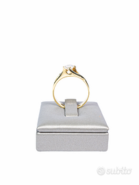 Anello solitario in oro con diamante
