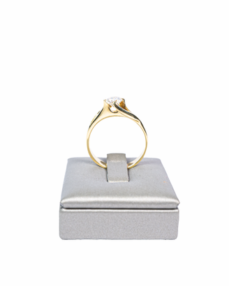 Anello solitario in oro con diamante
