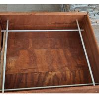 Cassa parto in legno e porta lampade.