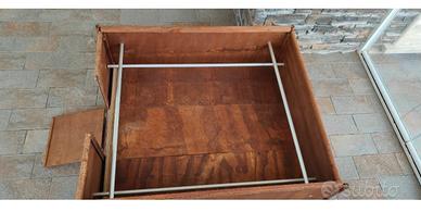 Cassa parto in legno e porta lampade.