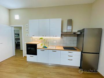 Nuovo con arredi mai usati