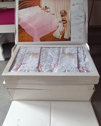 copriletto con cuscini e lenzuola matrimoniali 