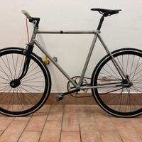 Bici artigianale contro pedale