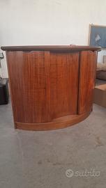 Mobile bar angolare in legno con ante e ripiani