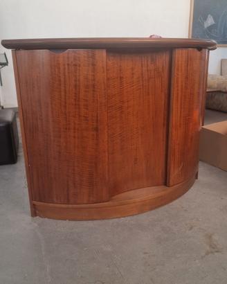 Mobile bar angolare in legno con ante e ripiani
