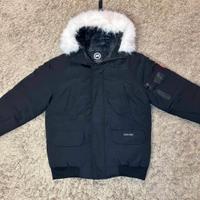 Giacca Invernale Nera con Cappuccio e Pelliccia – 