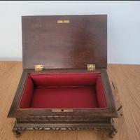 Scatola di legno intagliata