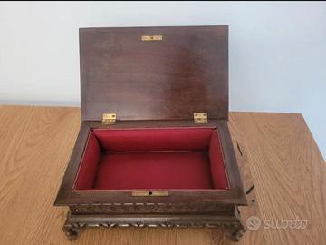 Scatola di legno intagliata