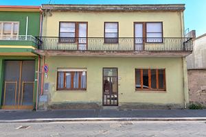 Casa indipendente bilivelli con cortile