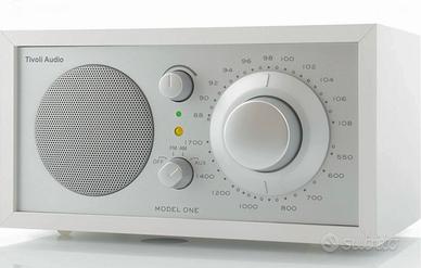 Radio Tivoli model one bianco/argento. Perfetta