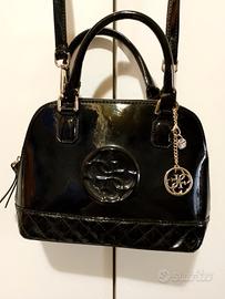Borsa Guess con tracolla e manici.
