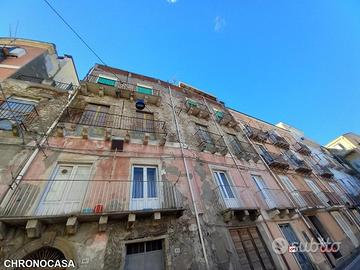 Ampio appartamento cinque vani Centro Storico
