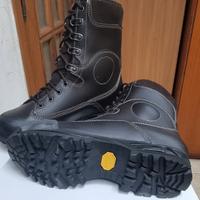 Anfibi in pelle suola vibram 42