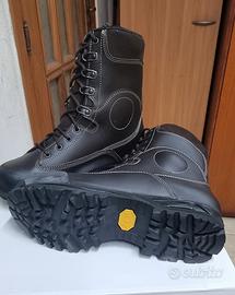 Anfibi in pelle suola vibram 42