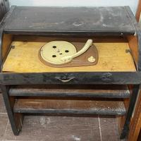 Mobiletto in legno con giradischi d’epoca