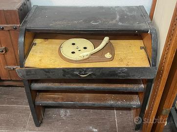 Mobiletto in legno con giradischi d’epoca